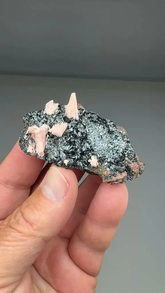 Rhodochrosite with Manganite image