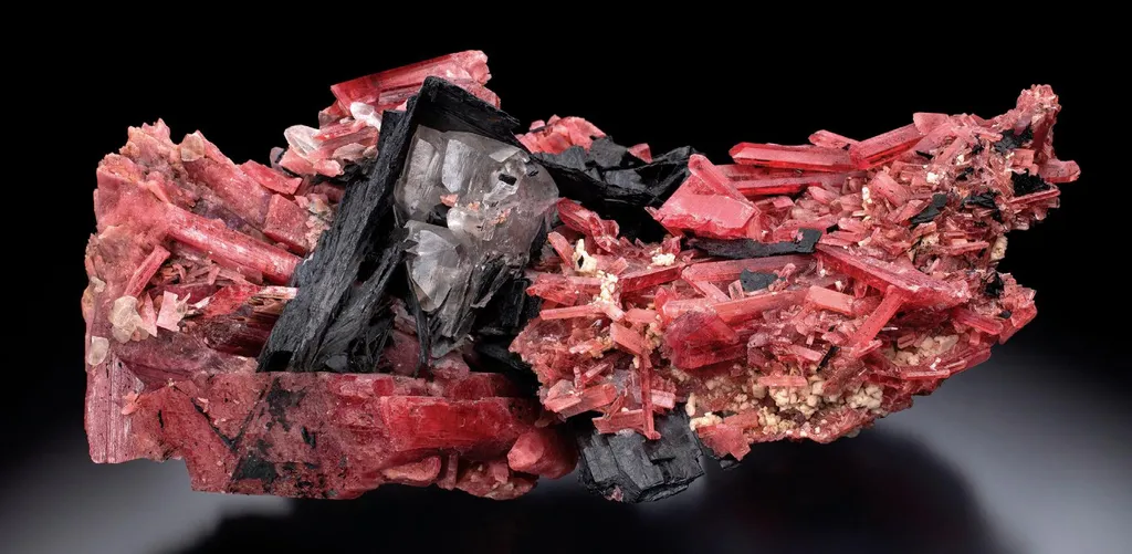 Rhodonite, bannisterite, Calcite image