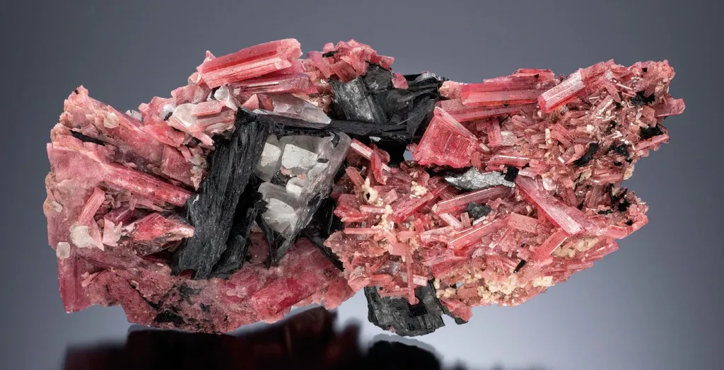 Rhodonite, bannisterite, Calcite image