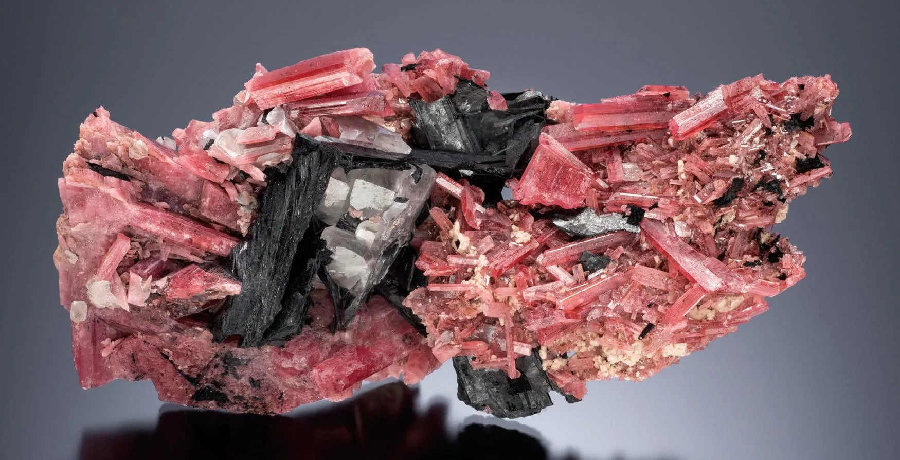 Rhodonite, bannisterite, Calcite - image 1