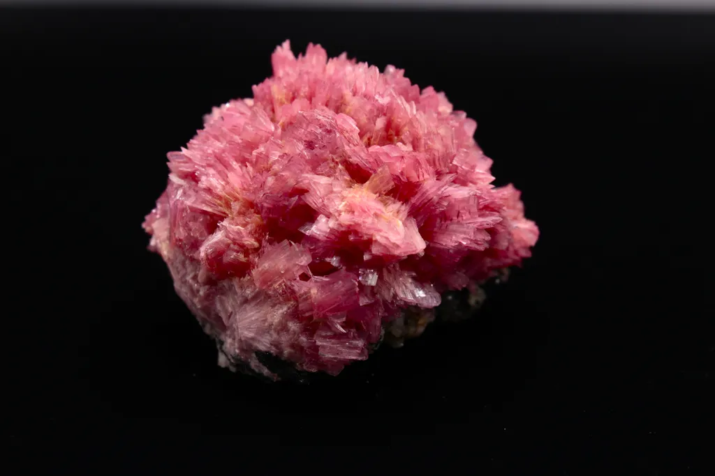 Rhodonite, radiating crystal cluster - image 3