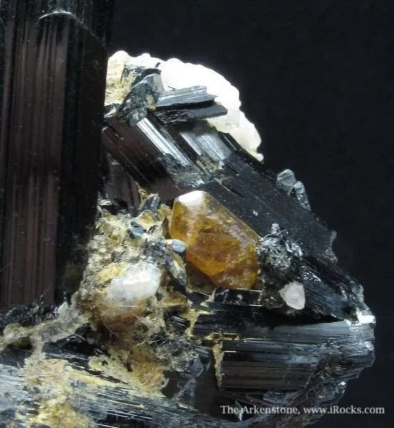 Riebeckite and Bastnaesite-(Ce) - image 3