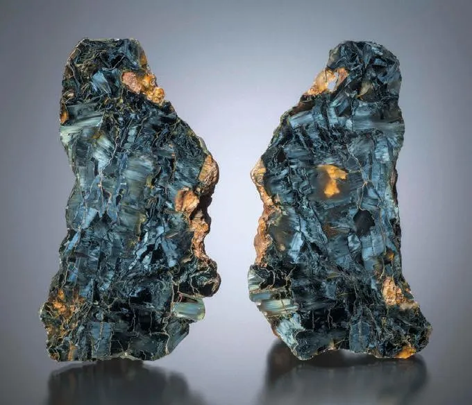 Riebeckite, Chalcedony (var: touchonite) image