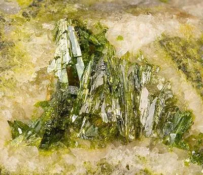 Rodalquilarite on Alunite - image 2