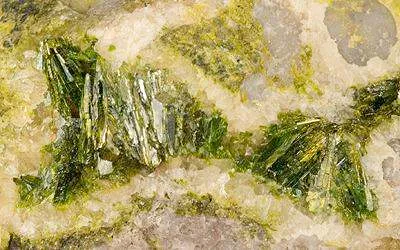 Rodalquilarite on Alunite - image 3