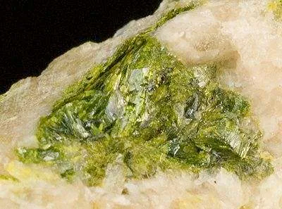 Rodalquilarite on Alunite - image 3