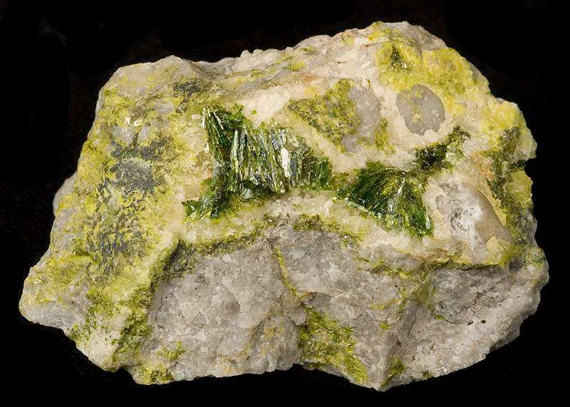 Rodalquilarite on Alunite - image 1