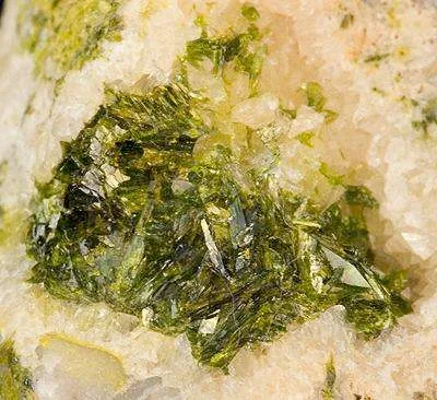 Rodalquilarite on Alunite - image 2