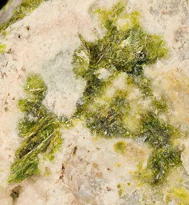 Rodalquilarite on Alunite - image 2