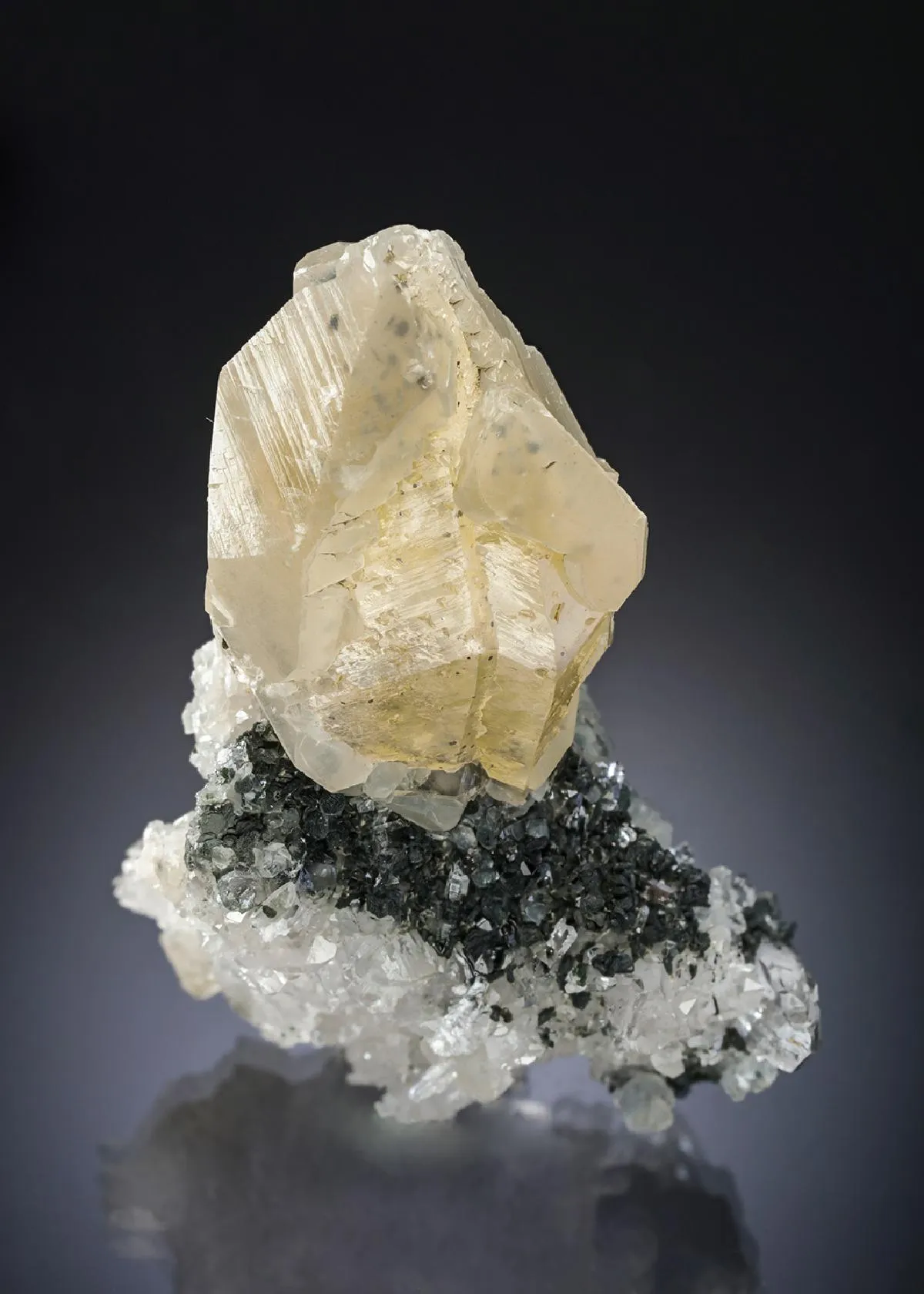 ROSCOELITE with Calcite and Quartz - image 1
