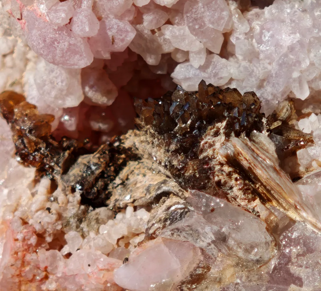 Rose quartz with Eosphorite from Brasil - image 9