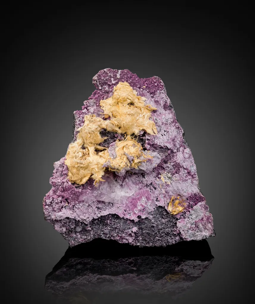Rutile on Cr-bearing Chlinochlore image