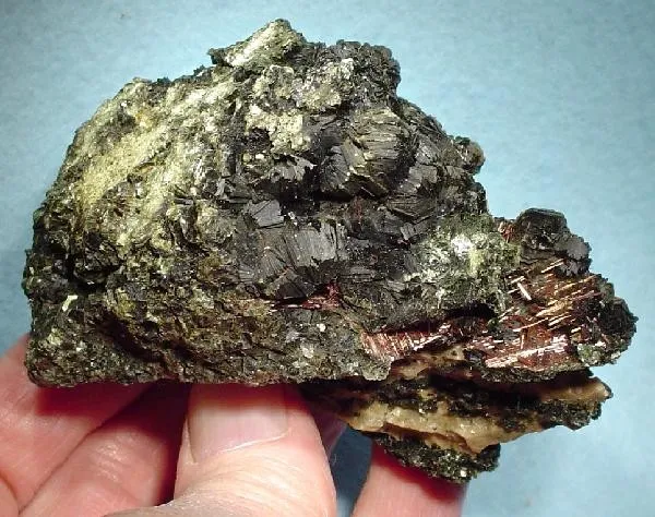 Rutile (Var: Sagenite (Of Saussure)), Clinochlore - image 1