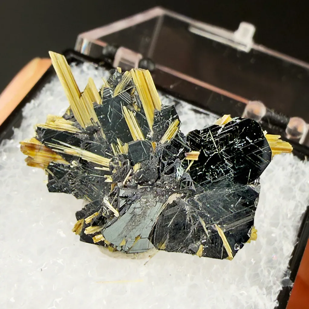 Rutile with Hematite image