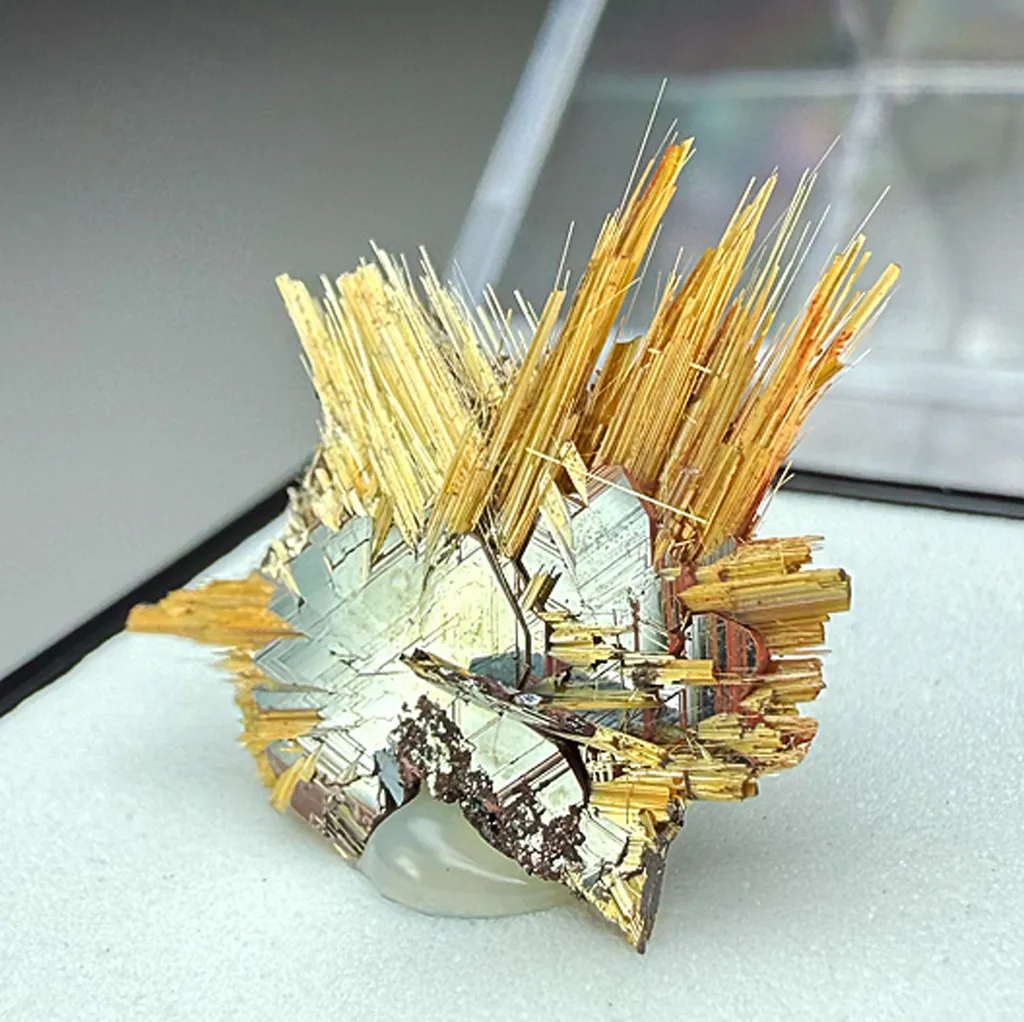 Rutile with Hematite image