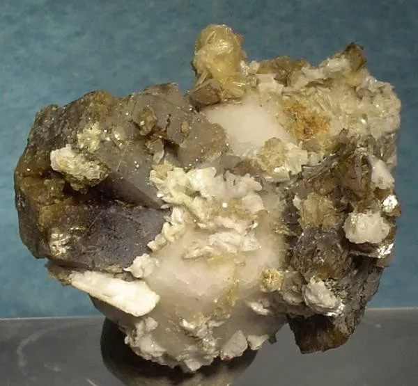 Sabinaite, Analcime, Siderite image