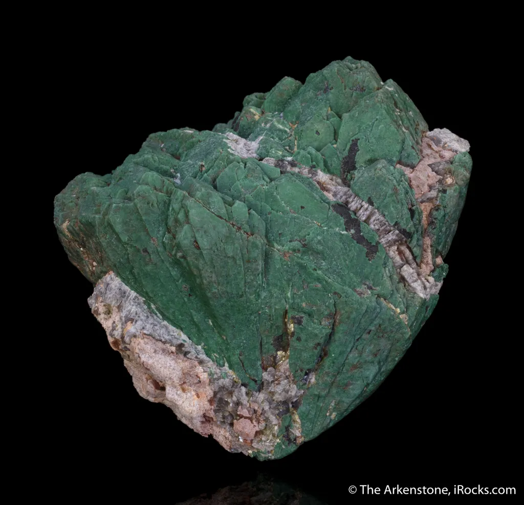 Samarskite-(Y) with REE-fluoride alteration image