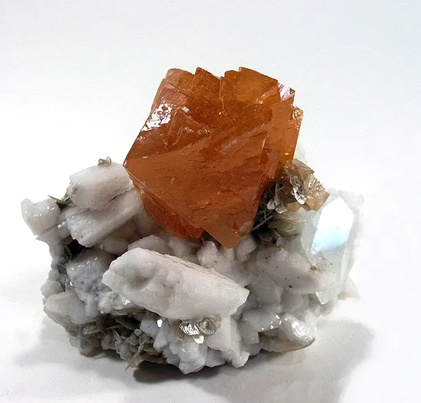 Scheelite, Albite, Beryl (Var: Aquamarine) image