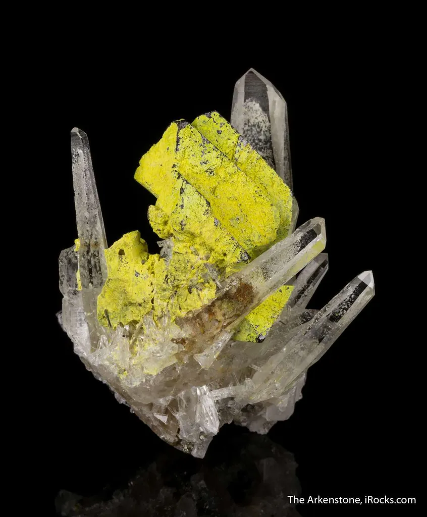 Scheelite coated by Stolzite image