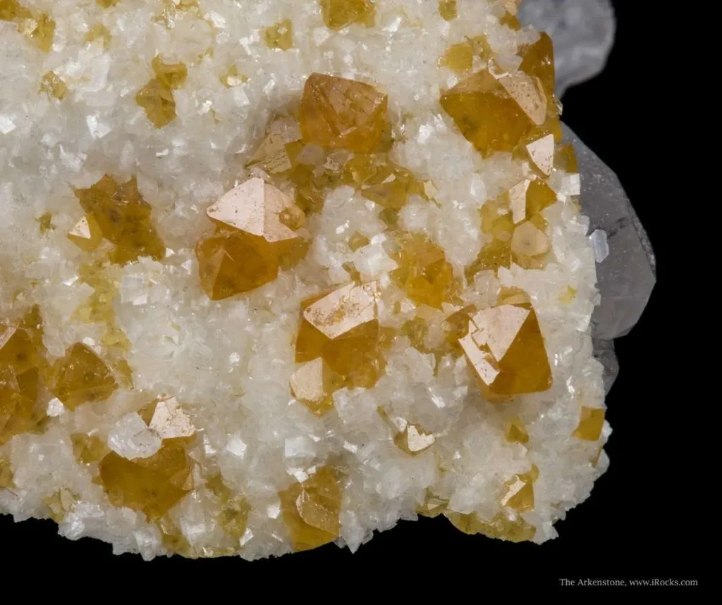 Scheelite, Dolomite, Quartz - image 3
