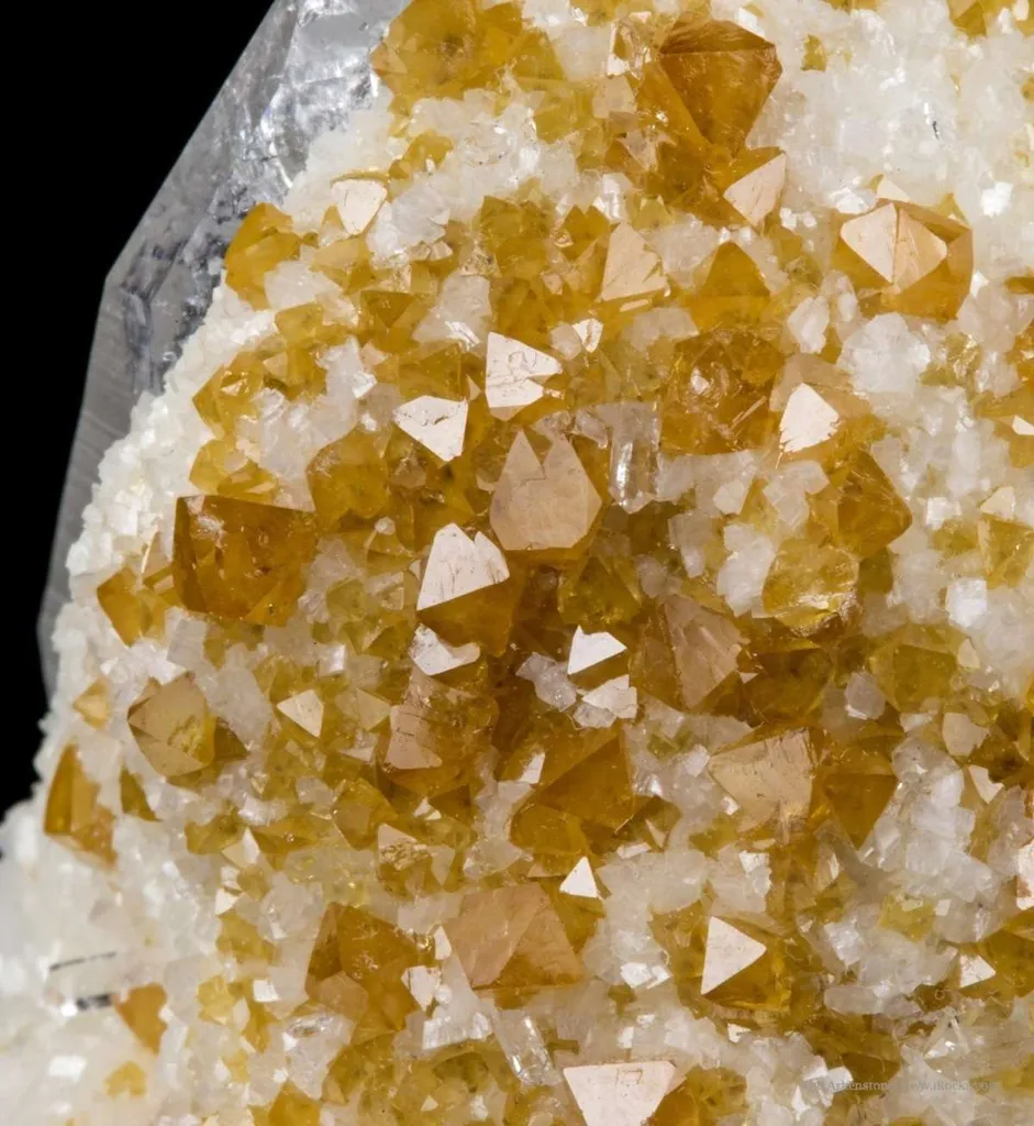 Scheelite, Dolomite, Quartz - image 2