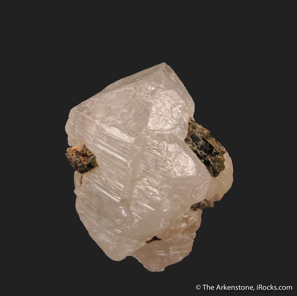 Scheelite (fluorescent) with Epidote image