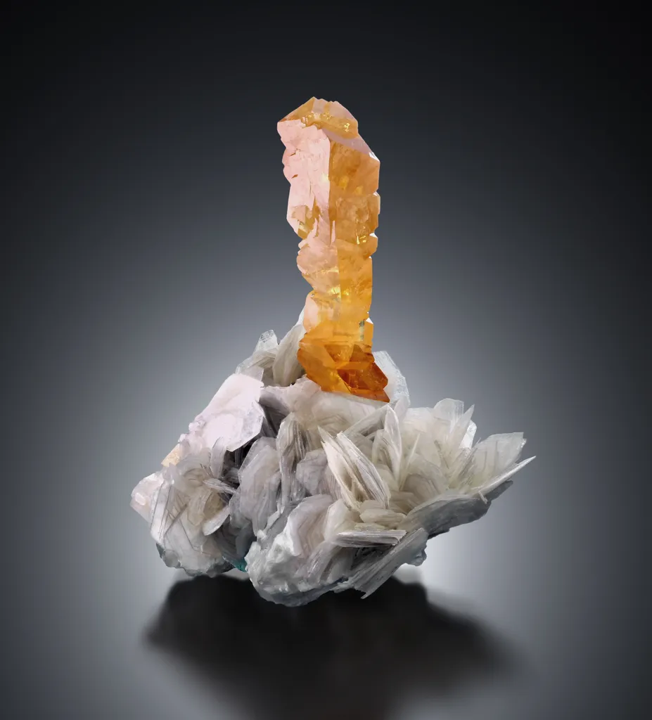 Scheelite from China, Sichuan, Pingwu Co., Mount Little Xuebaoding image