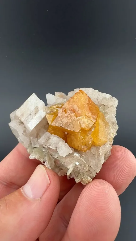 Scheelite from Pingwu Co., Sichuan, China - image 2