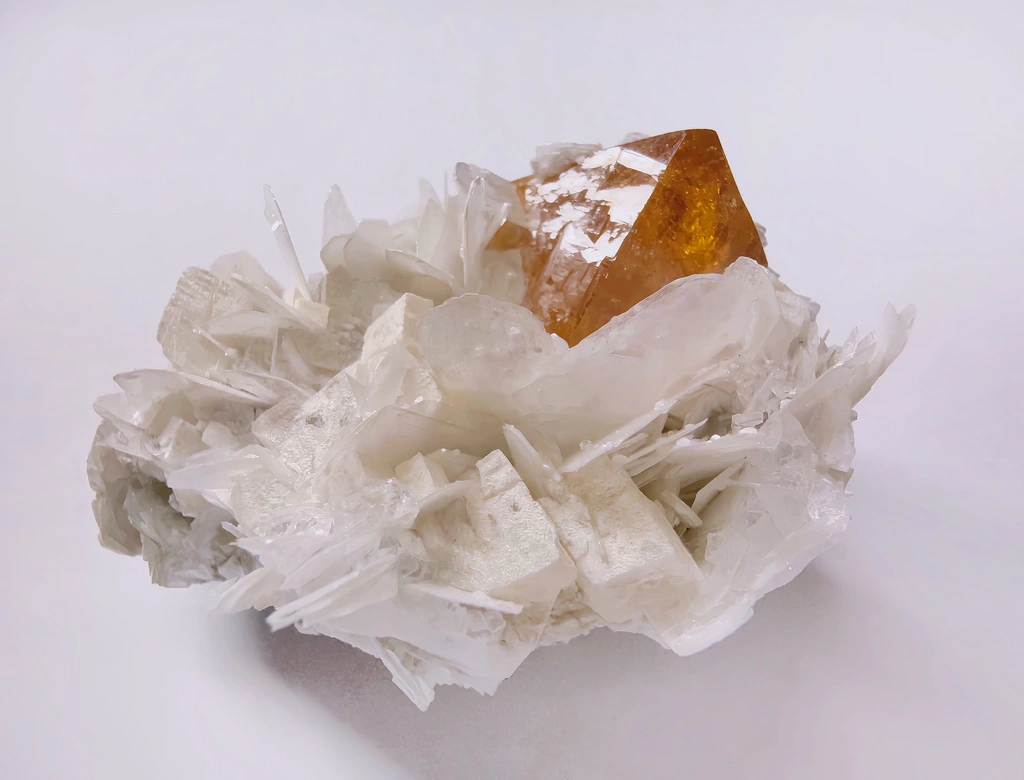 Scheelite from Sicchan, Mount Xuebaoding, Ngawa Autonomous Prefecture, China image