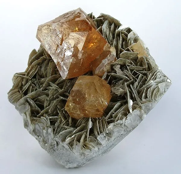 Scheelite, Muscovite image