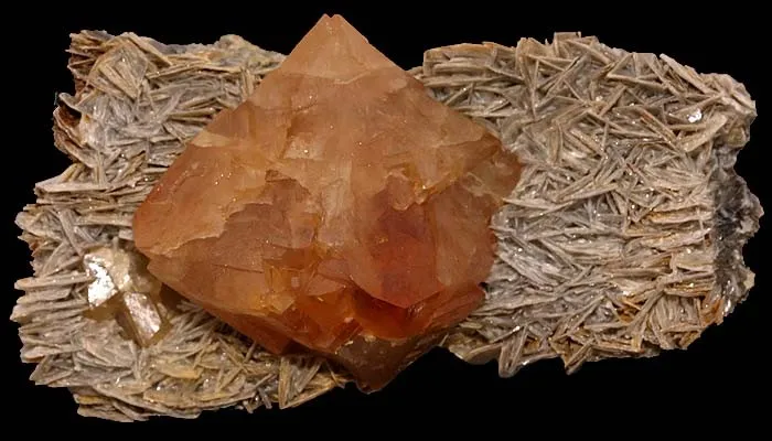 Scheelite, Muscovite image