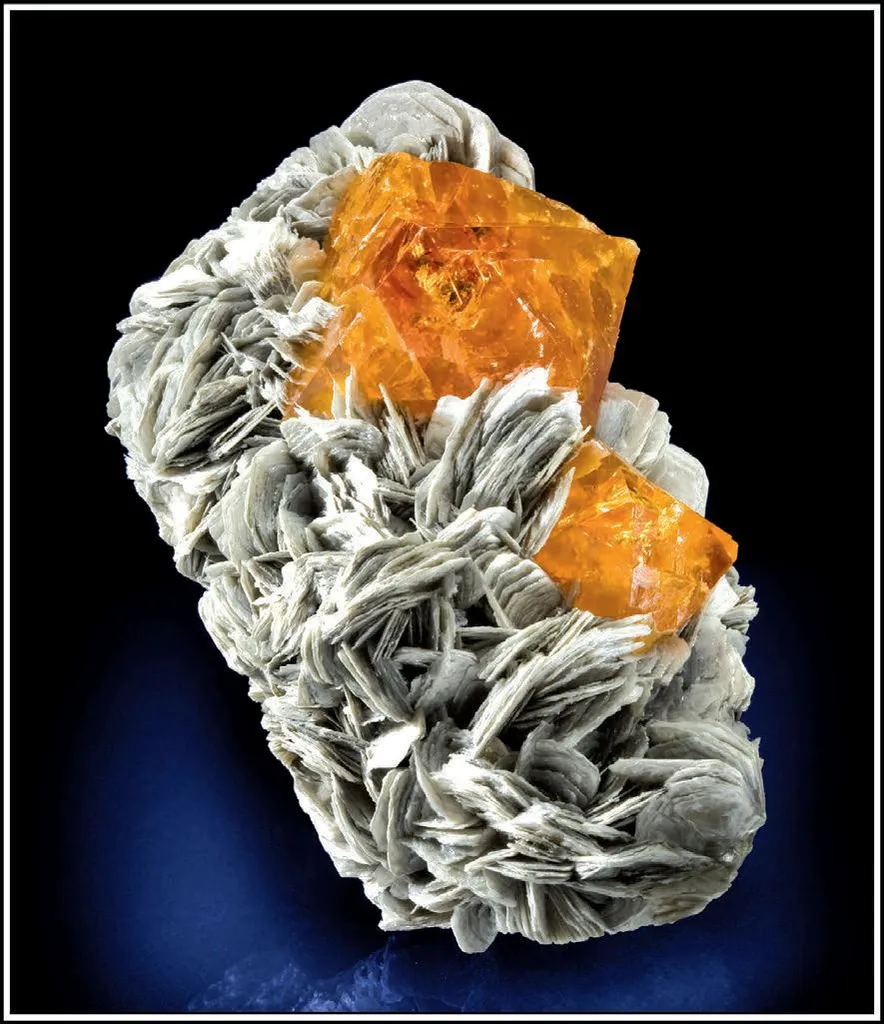 Scheelite, Muscovite image