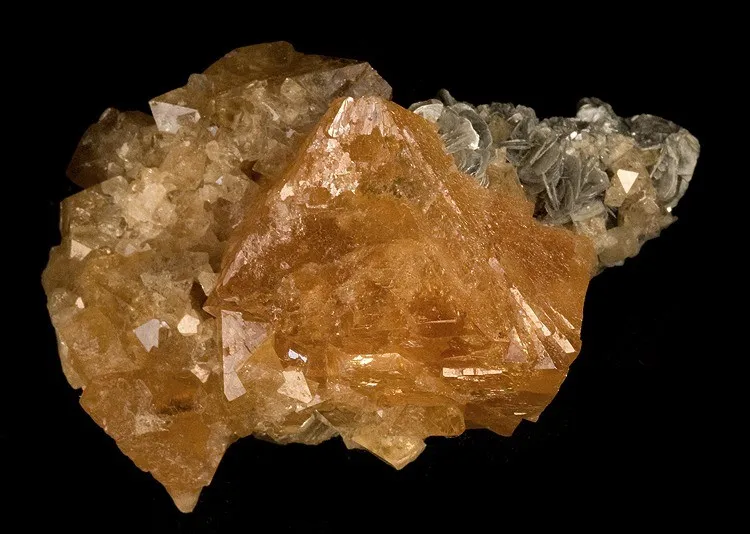 Scheelite, Muscovite image