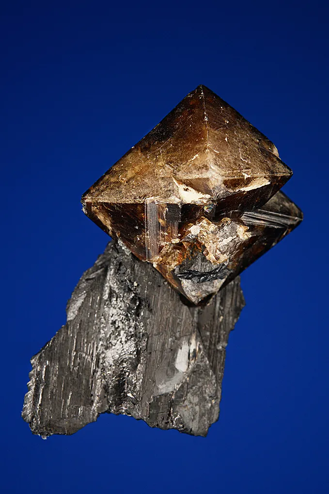 Scheelite on Ferberite - image 2