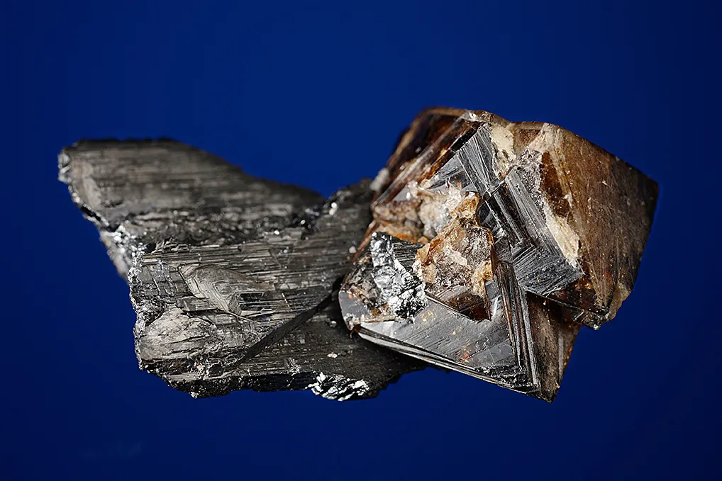 Scheelite on Ferberite - image 5