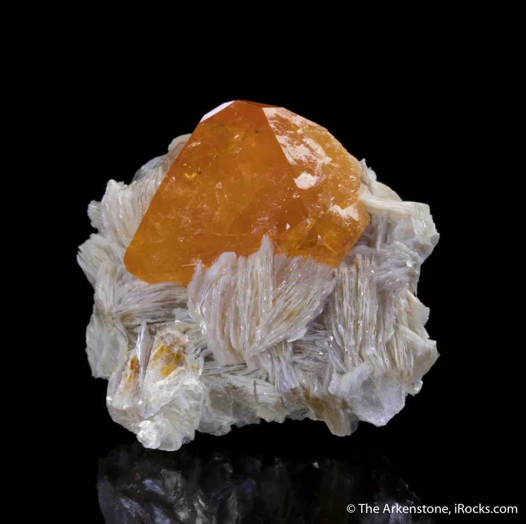 Scheelite on Muscovite - image 3