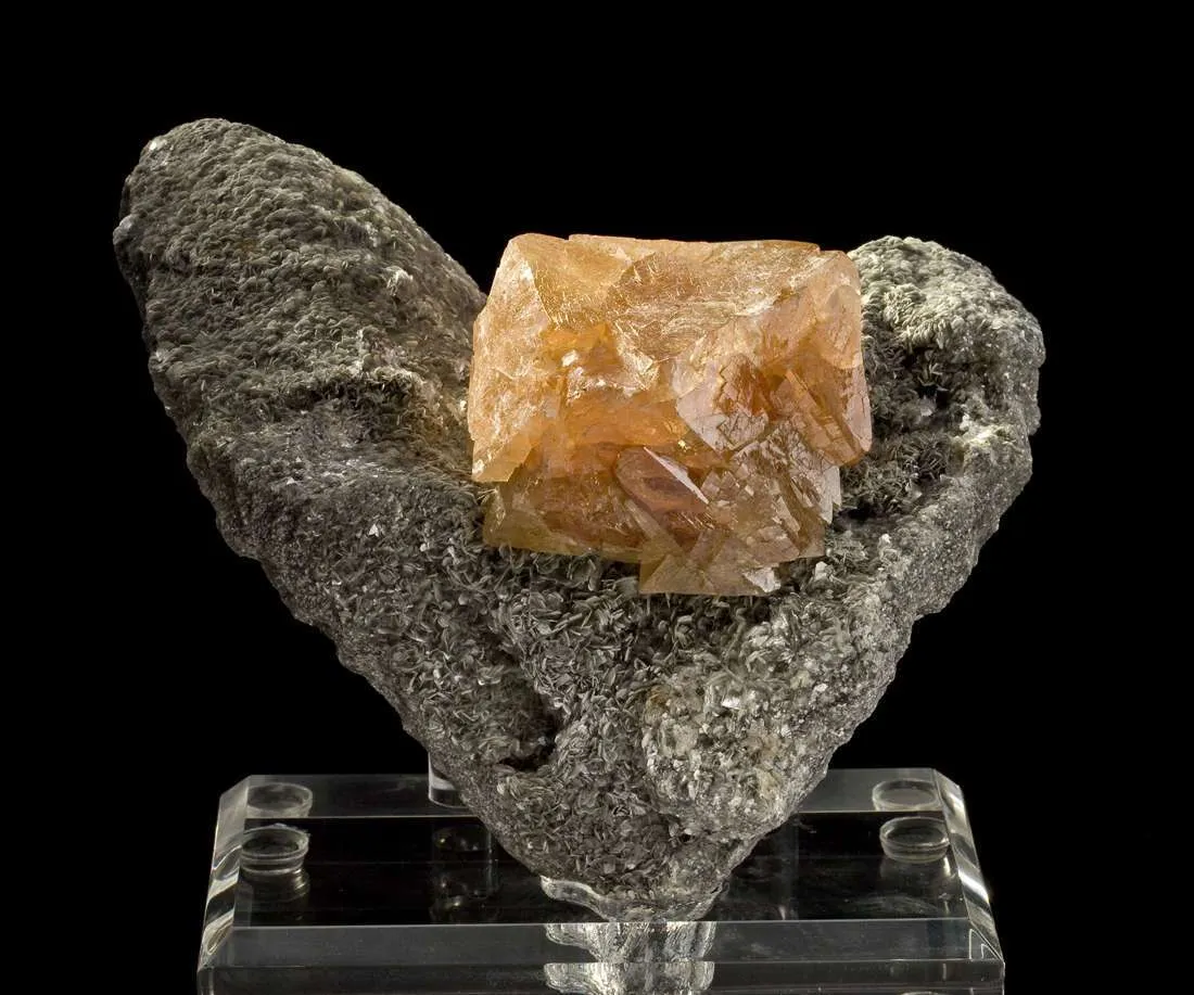 Scheelite on Muscovite - image 2