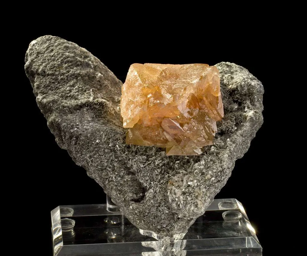 Scheelite on Muscovite - image 3