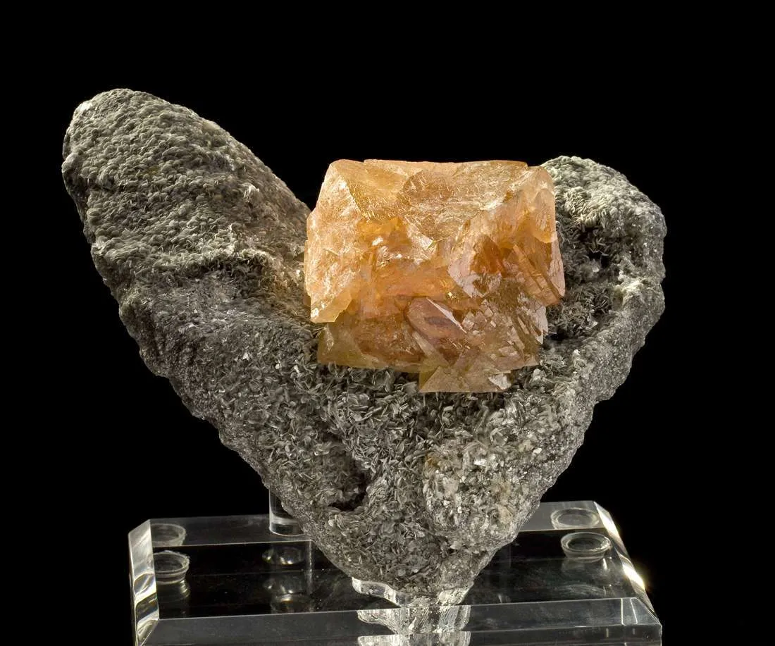 Scheelite on Muscovite - image 3