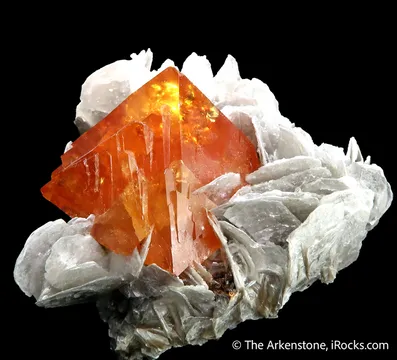 Scheelite on Muscovite