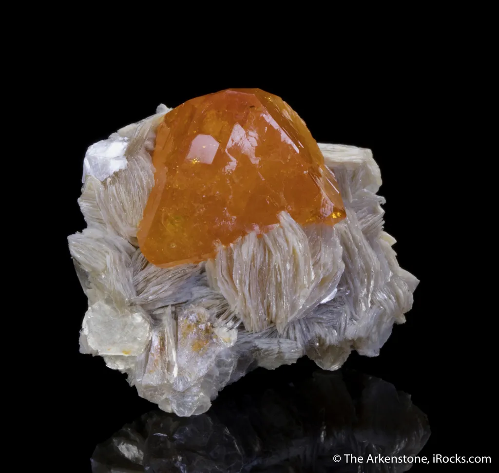 Scheelite on Muscovite - image 5