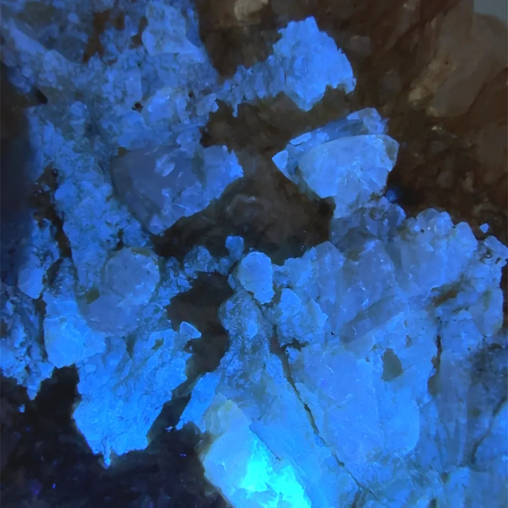 Scheelite on Muscovite - China, Sichuan, Pingwu Beryl Mine - image 10