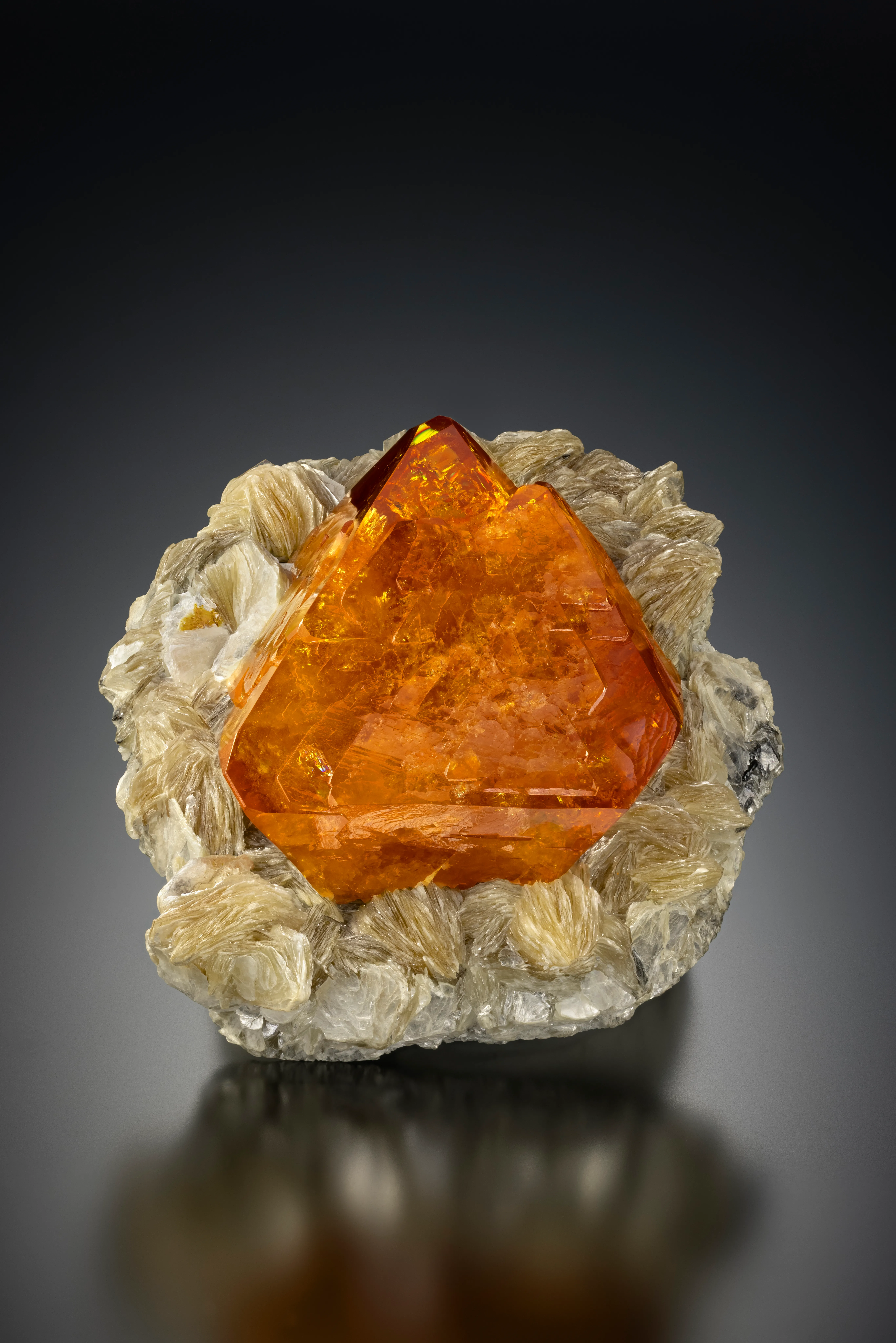 Scheelite on Muscovite - image 1