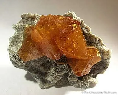 Scheelite on Muscovite image