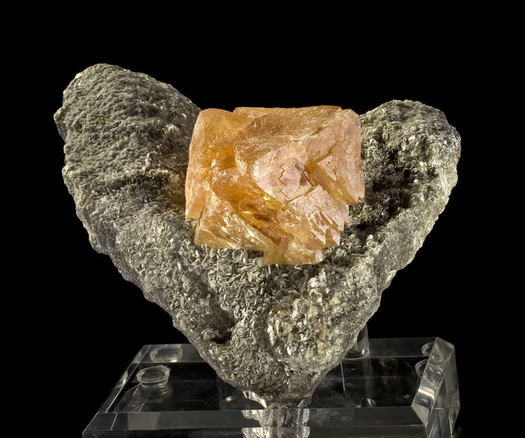 Scheelite on Muscovite - image 4