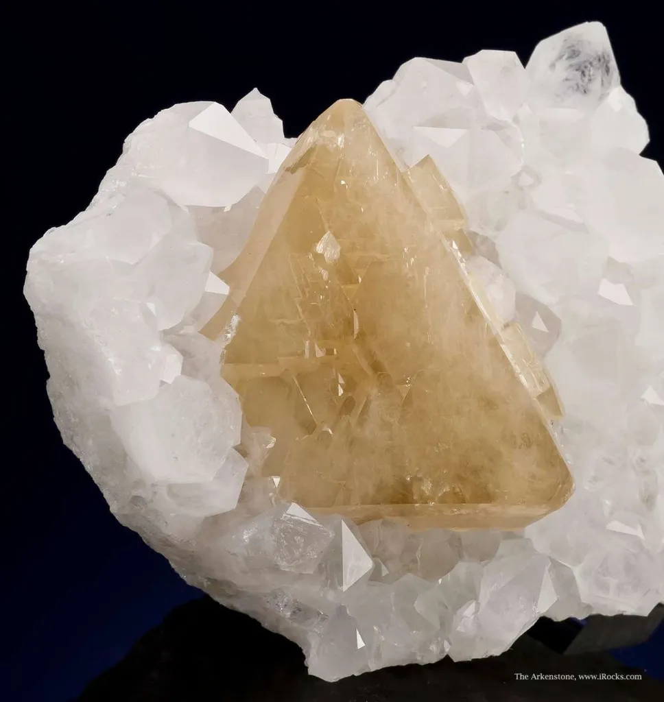 Scheelite on Quartz - image 3