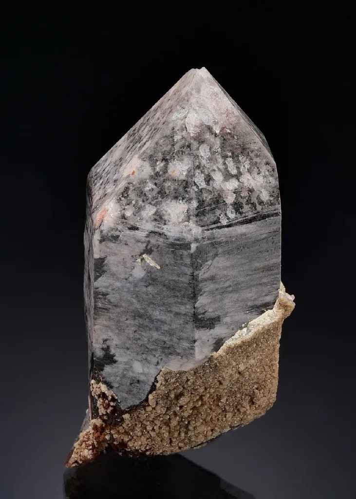 Scheelite on Quartz image