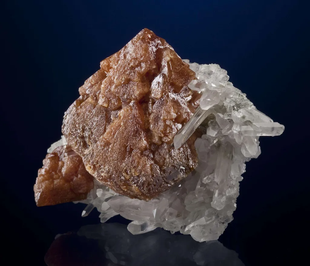 Scheelite on Quartz - image 2