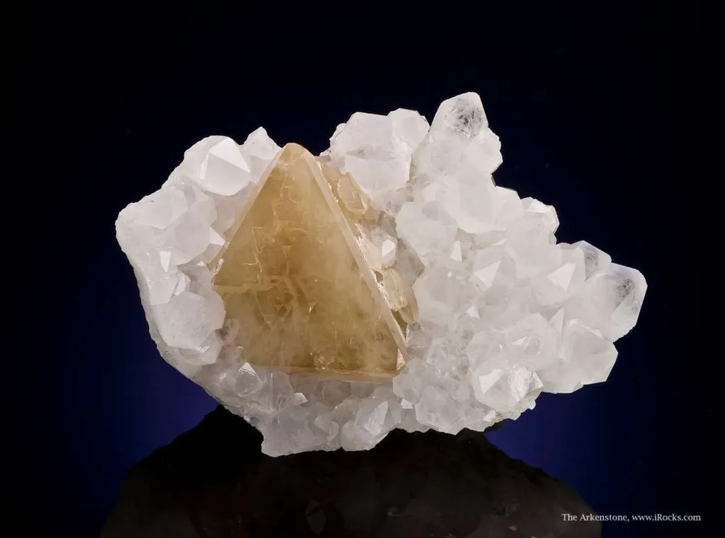 Scheelite on Quartz image