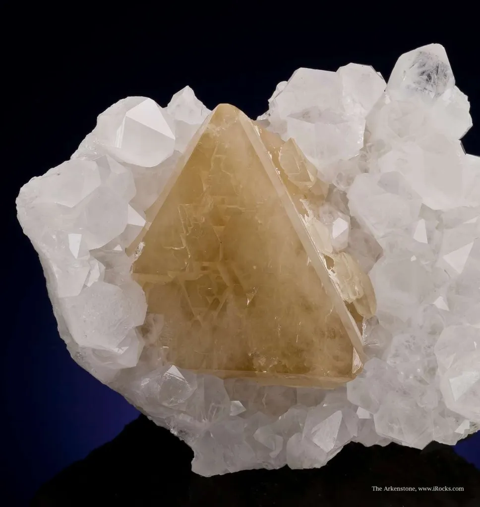 Scheelite on Quartz - image 2